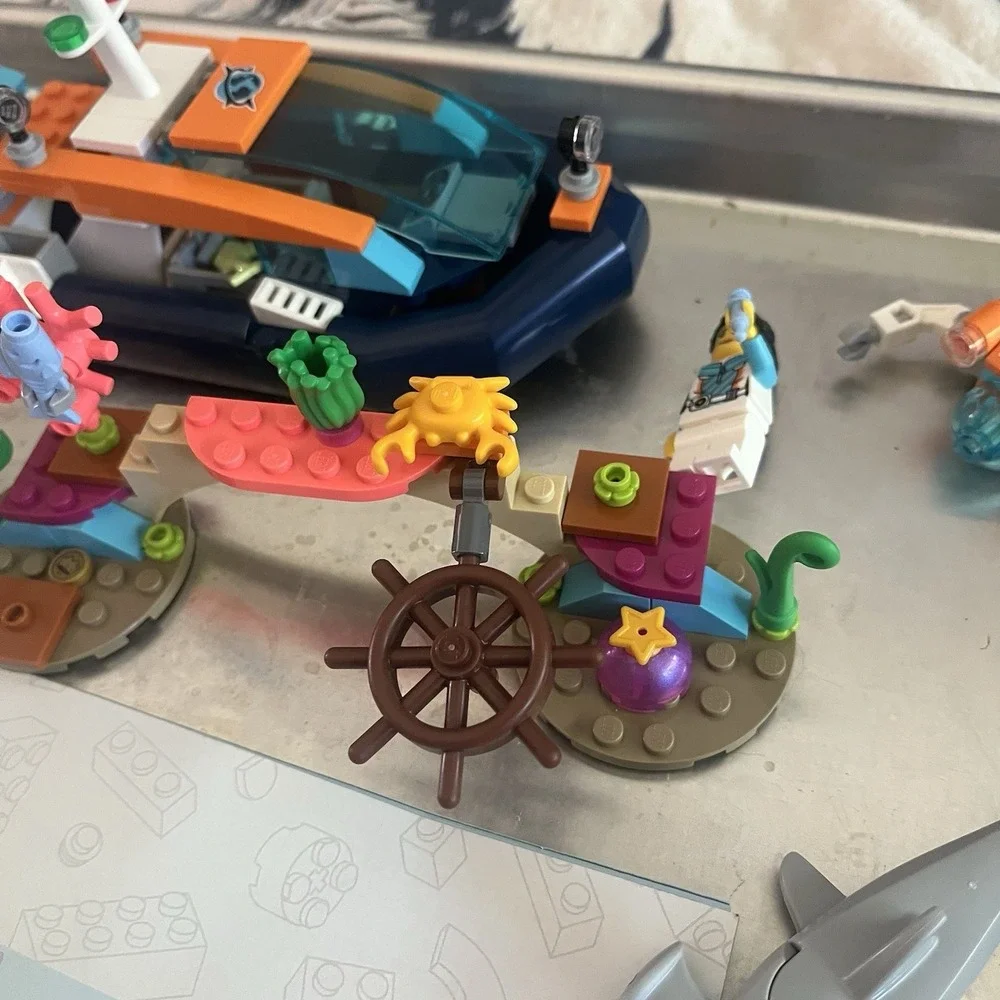 LEGO CITY: Explorer Diving Boat (60377) Scuba Turtles Hammerhead Shark Stingray